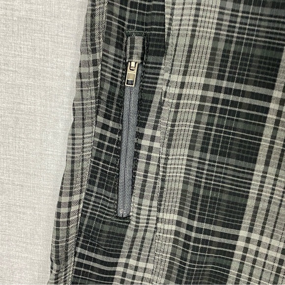 Columbia Omni-Shade Shorts Lightweight Casual Bermuda Length Gray Plaid - Picture 3 of 13